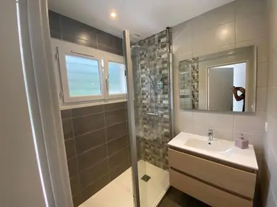 Salle de bains dans l'établissement Maison agréable à La Teste-de-Buch