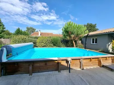 Piscine de l'établissement UN COIN DE PARADIS ou située à proximité