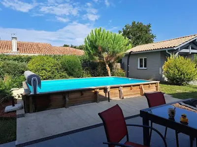 Piscine de l'établissement UN COIN DE PARADIS ou située à proximité
