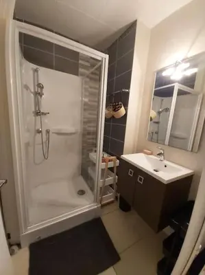 Salle de bains dans l'établissement A 50 m de la plage centrale