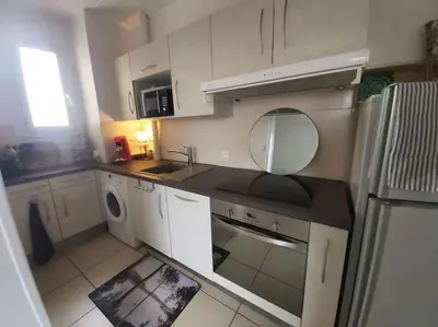 Cuisine ou kitchenette dans l'établissement A 50 m de la plage centrale
