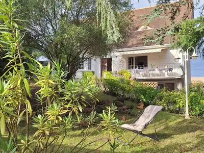 Jardin de l'établissement Lé Luquentia, demeure de charme, piscine, billard, grand jardin