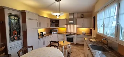 Cuisine ou kitchenette dans l'établissement Lé Luquentia, demeure de charme, piscine, billard, grand jardin