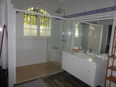 Salle de bains dans l'établissement Magnifique villa familiale piscine - 14 personnes