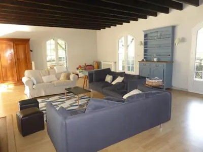 Coin salon dans l'établissement Magnifique villa familiale piscine - 14 personnes