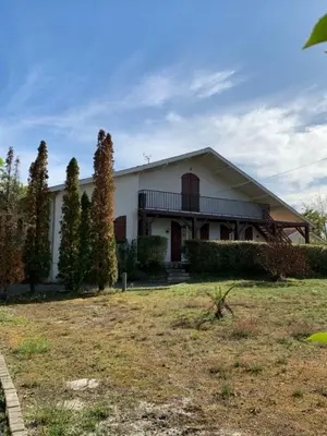 Jardin de l'établissement Magnifique villa familiale piscine - 14 personnes