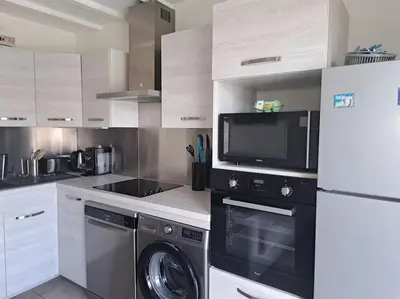 Cuisine ou kitchenette dans l'établissement Maisonnette 2 chambres à deux pas des plages