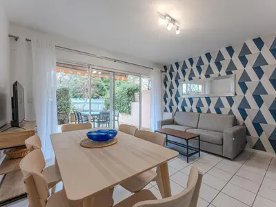 Coin salon dans l'établissement Appartement T2 refait à neuf - 4 pers - Terrasse Ouest - Proche centre - Chiens OK - FR-1-521-237