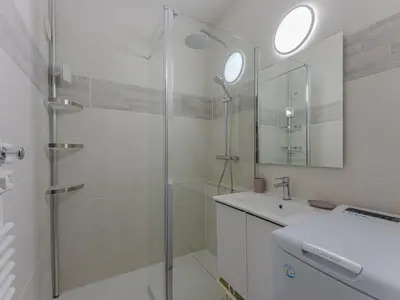 Salle de bains dans l'établissement Appartement T2 refait à neuf - 4 pers - Terrasse Ouest - Proche centre - Chiens OK - FR-1-521-237