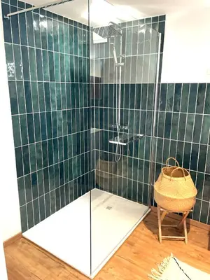 Salle de bains dans l'établissement *Villa Catalpas* Landaise, rénovée avec piscine