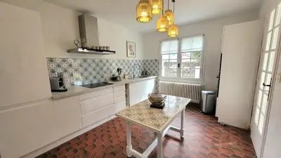 Cuisine ou kitchenette dans l'établissement *Villa Catalpas* Landaise, rénovée avec piscine