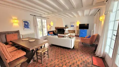 Télévision ou salle de divertissement dans l'établissement *Villa Catalpas* Landaise, rénovée avec piscine