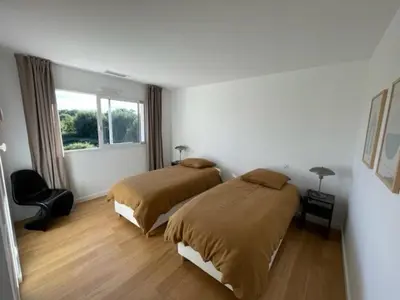 Un ou plusieurs lits dans un hébergement de l'établissement Villa climatisée pour 10 pers. à Soustons avec piscine chauffée - FR-1-379-169