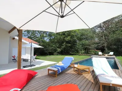 Jardin de l'établissement Villa climatisée pour 10 pers. à Soustons avec piscine chauffée - FR-1-379-169