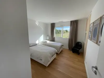 Un ou plusieurs lits dans un hébergement de l'établissement Villa climatisée pour 10 pers. à Soustons avec piscine chauffée - FR-1-379-169
