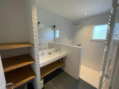 Salle de bains dans l'établissement Villa climatisée pour 10 pers. à Soustons avec piscine chauffée - FR-1-379-169