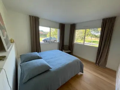 Un ou plusieurs lits dans un hébergement de l'établissement Villa climatisée pour 10 pers. à Soustons avec piscine chauffée - FR-1-379-169