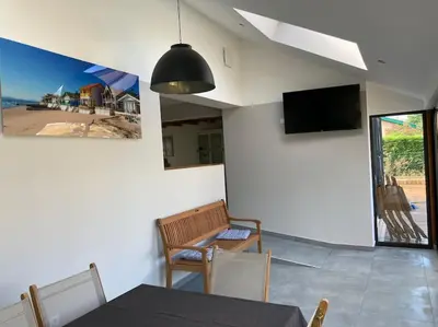 Télévision ou salle de divertissement dans l'établissement Gîte Bassin d'Arcachon, piscine couverte chauffée