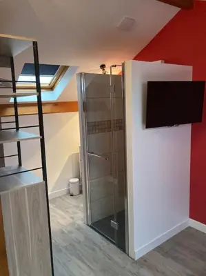 Salle de bains dans l'établissement Gîte Bassin d'Arcachon, piscine couverte chauffée