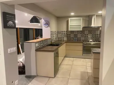 Cuisine ou kitchenette dans l'établissement Gîte Bassin d'Arcachon, piscine couverte chauffée