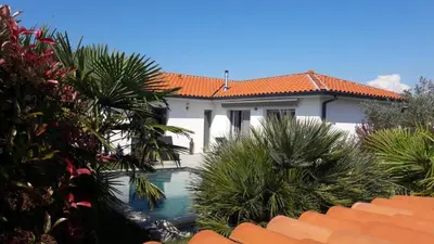 Piscine de l'établissement Superbe villa 6 personnes proche océan et lac ou située à proximité