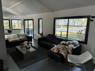 Coin salon dans l'établissement Maison du Lac avec Lagon, Spa de Nage, Jacuzzi