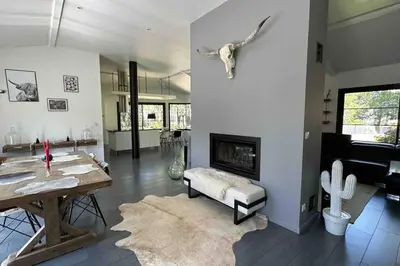 Coin salon dans l'établissement Maison du Lac avec Lagon, Spa de Nage, Jacuzzi
