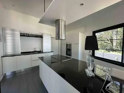 Cuisine ou kitchenette dans l'établissement Maison du Lac avec Lagon, Spa de Nage, Jacuzzi