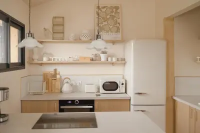 Cuisine ou kitchenette dans l'établissement Le Lodge de l'océan - Maison familiale en bois neuve - Piscine chauffée