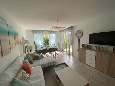 Télévision ou salle de divertissement dans l'établissement Appartement de charme T3 avec petit jardin et parking