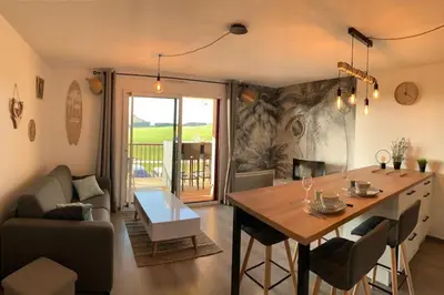 Coin salon dans l'établissement Appartement entièrement rénové avec vue sur océan