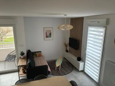 Télévision ou salle de divertissement dans l'établissement Spacieux appartement neuf au cœur de Bisca plage