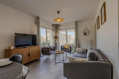 Télévision ou salle de divertissement dans l'établissement Appartement T2 idéal 2 personnes-150 m de la plage