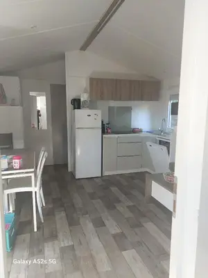 Cuisine ou kitchenette dans l'établissement Camping du Domaine de la Forge