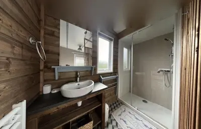 Salle de bains dans l'établissement Mobilhome tout confort