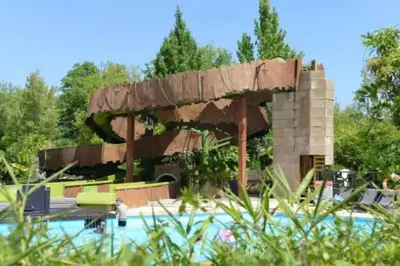 Piscine de l'établissement ZEcamping 5 étoiles parc aquatique pet friendly ou située à proximité