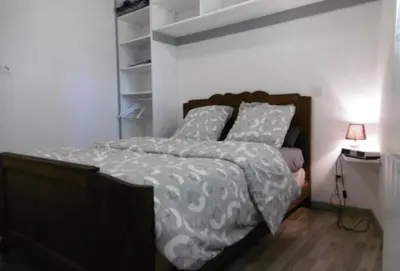 Un ou plusieurs lits dans un hébergement de l'établissement Appartement charmant à Cassen avec parking inclus – 35 m²