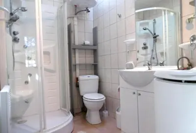 Salle de bains dans l'établissement Appartement charmant à Cassen avec parking inclus – 35 m²