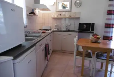 Cuisine ou kitchenette dans l'établissement Appartement charmant à Cassen avec parking inclus – 35 m²