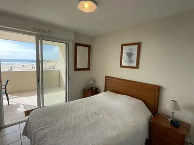 Un ou plusieurs lits dans un hébergement de l'établissement Appartement T2 avec terrasse vue océan, box privé - FR-1-379-170