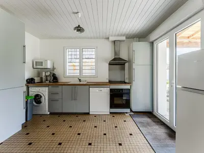 Cuisine ou kitchenette dans l'établissement Maison mitoyenne 4 pers., animaux acceptés, terrasse à Sanguinet - FR-1-521-239