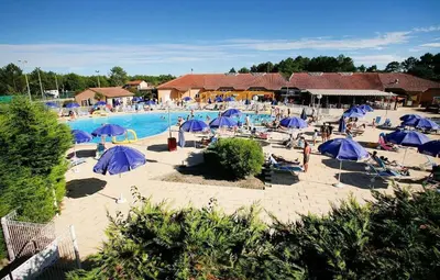 Piscine de l'établissement Jolie maisonnette dans village vacances Soustons plage ou située à proximité
