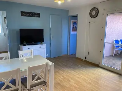 Télévision ou salle de divertissement dans l'établissement Jolie maisonnette dans village vacances Soustons plage