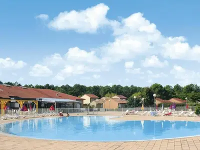 Piscine de l'établissement Jolie maisonnette dans village vacances Soustons plage ou située à proximité