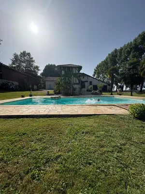 Piscine de l'établissement Charmant trois pièces à la campagne ou située à proximité