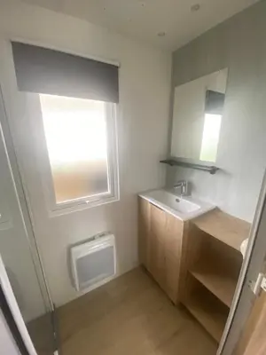 Salle de bains dans l'établissement Mobil-home Moderne 3 chambres- Camping La Réserve