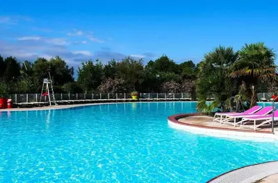 Piscine de l'établissement Mobil-home Moderne 3 chambres- Camping La Réserve ou située à proximité