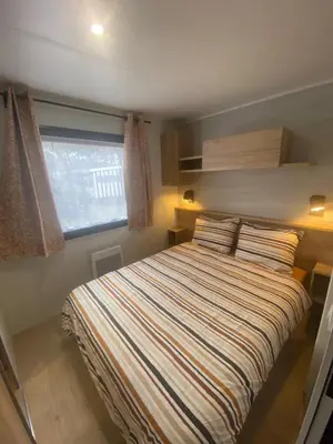 Un ou plusieurs lits dans un hébergement de l'établissement Mobil-home Moderne 3 chambres- Camping La Réserve