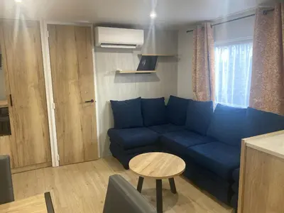 Coin salon dans l'établissement Mobil-home Moderne 3 chambres- Camping La Réserve