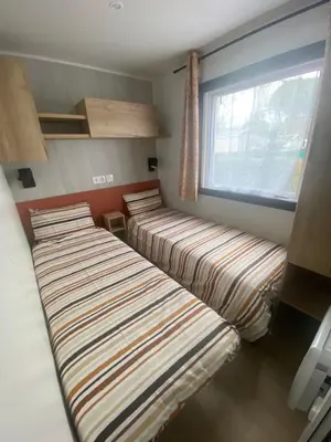 Un ou plusieurs lits dans un hébergement de l'établissement Mobil-home Moderne 3 chambres- Camping La Réserve